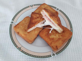 Sandwich prosciutto e mozzarella fritti
