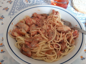Spaghetti con sugo di prosciutto e funghi