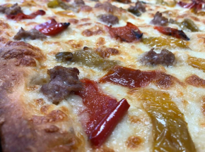 Pizza peperoni e salsiccia
