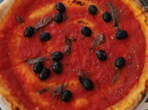 Pizza rossa acciughe e olive