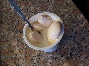 Semi dessert: meringhette affogate nello yogurt