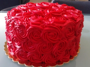 TORTA CON FROSTING ROSSO
