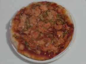 pizza di SACRE con zucchine, mozzarella e salmone