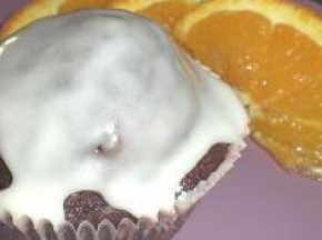 Muffin al cioccolato glassati all'arancia