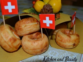 Donuts ai formaggi svizzeri e pomodori secchi