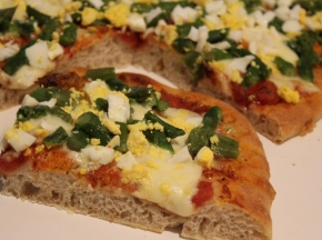 Pizza semintegrale con asparagi e uova