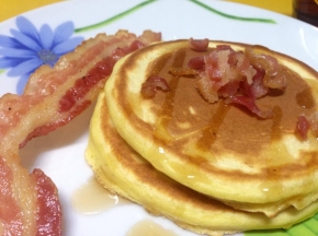 Pancake con bacon e sciroppo d'acero
