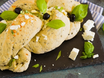 Treccia con olive, basilico e feta