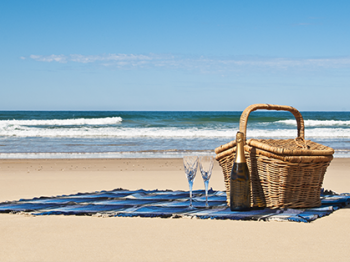Picnic in spiaggia: la decorazione della tavola anche al mare