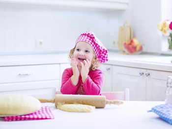 In cucina con i bambini: le attività giuste da fare in base all'età