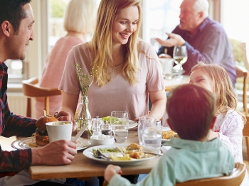 A cena con i bambini: 4 consigli per un pasto sereno