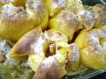 Le mele cotte al forno intere sono un dessert goloso, saporito e facile da fare