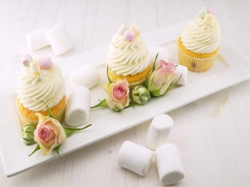 Torta marshmallow: come attarccarli senza farli cadere e come usarli nei dolci