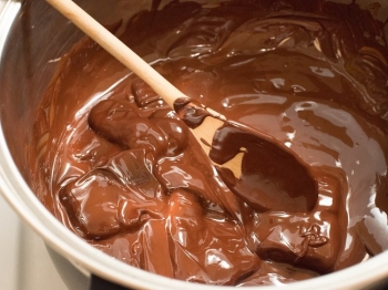 Come sciogliere il cioccolato: segreti e metodi
