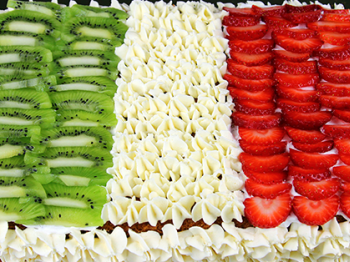 Torta tricolore con crema chantilly e frutta