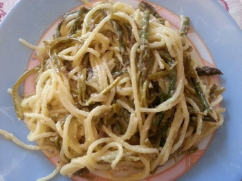 Spaghetti alla carbonara di asparagi selvatici