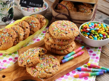Cookies arcobaleno con gocce di cioccolato