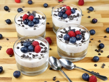 Coppette allo yogurt e frutti di bosco