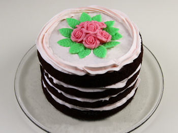 Naked cake con rose in pasta di zucchero