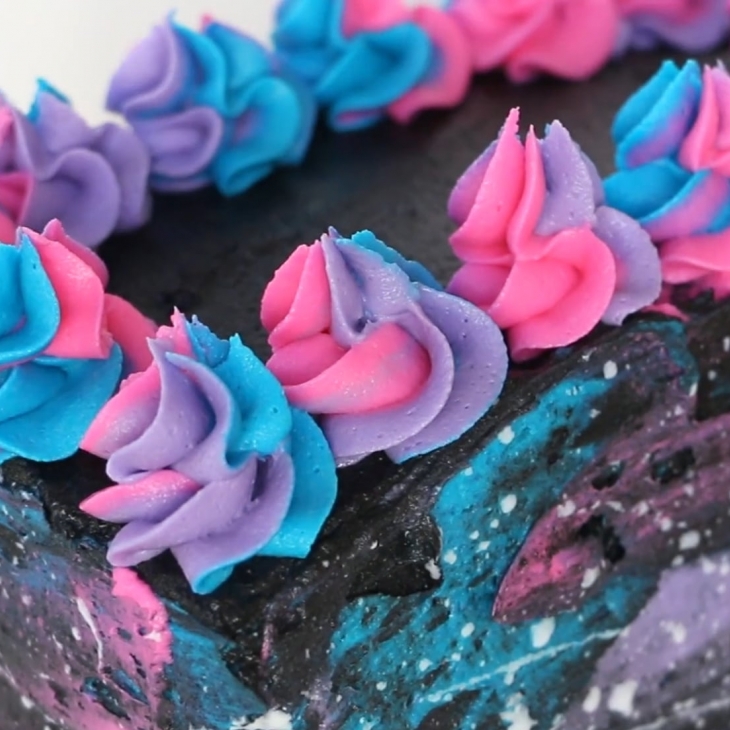 La ricetta e i suggerimenti per fare la torta galassia a casa: galaxy cake mania