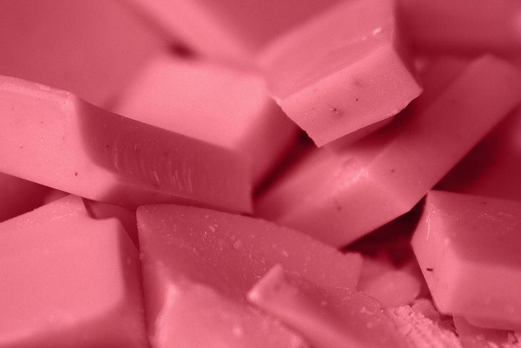 Che cos’è il cioccolato rosa: le caratteristiche della quarta varietà di cioccolato