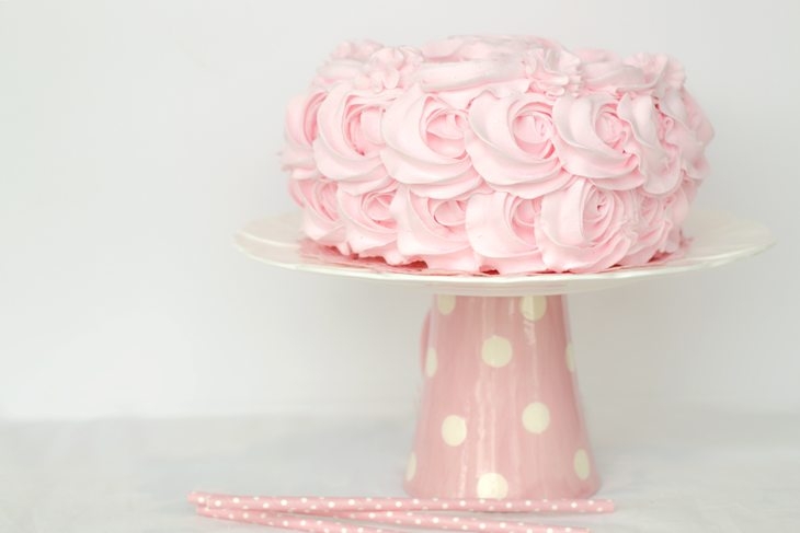 Come decorare una torta con la panna: 3 metodi d’effetto e scenografici