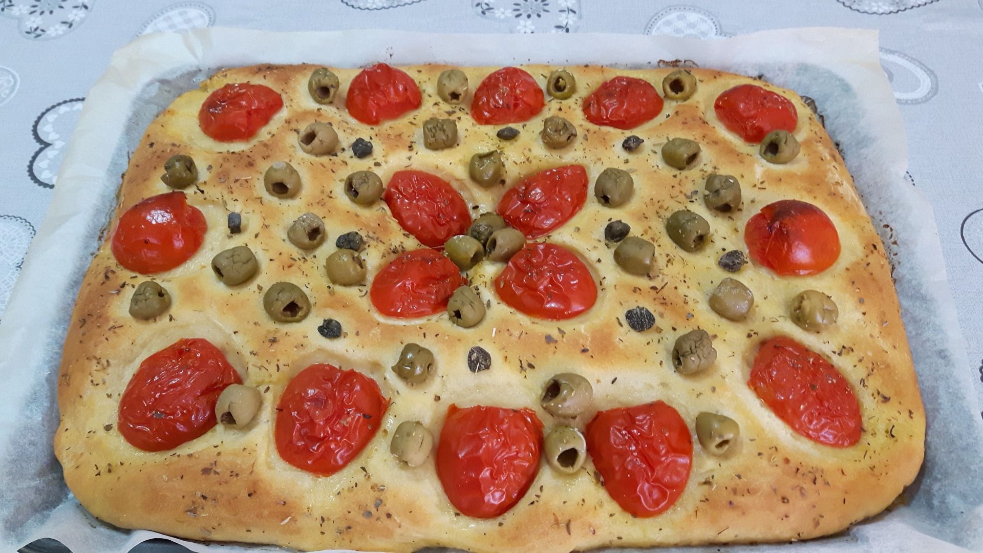 immagine post Focaccia con pomodorini, olive e capperi