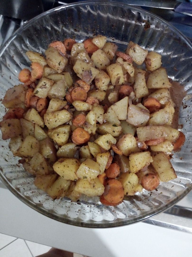 immagine post Patate con carote al forno sfumate al vino rosso
