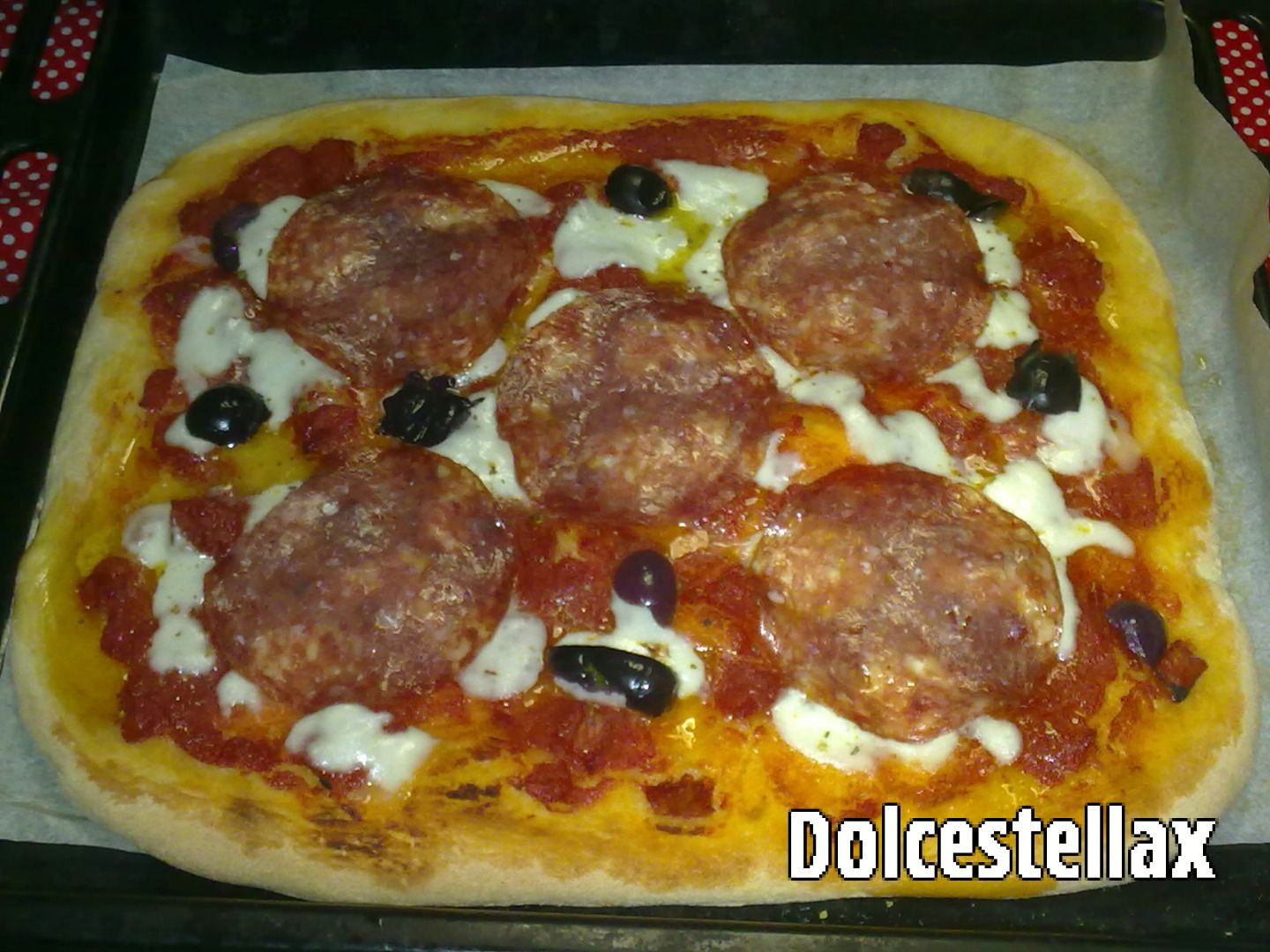 immagine post Pizza alta con salame e olive