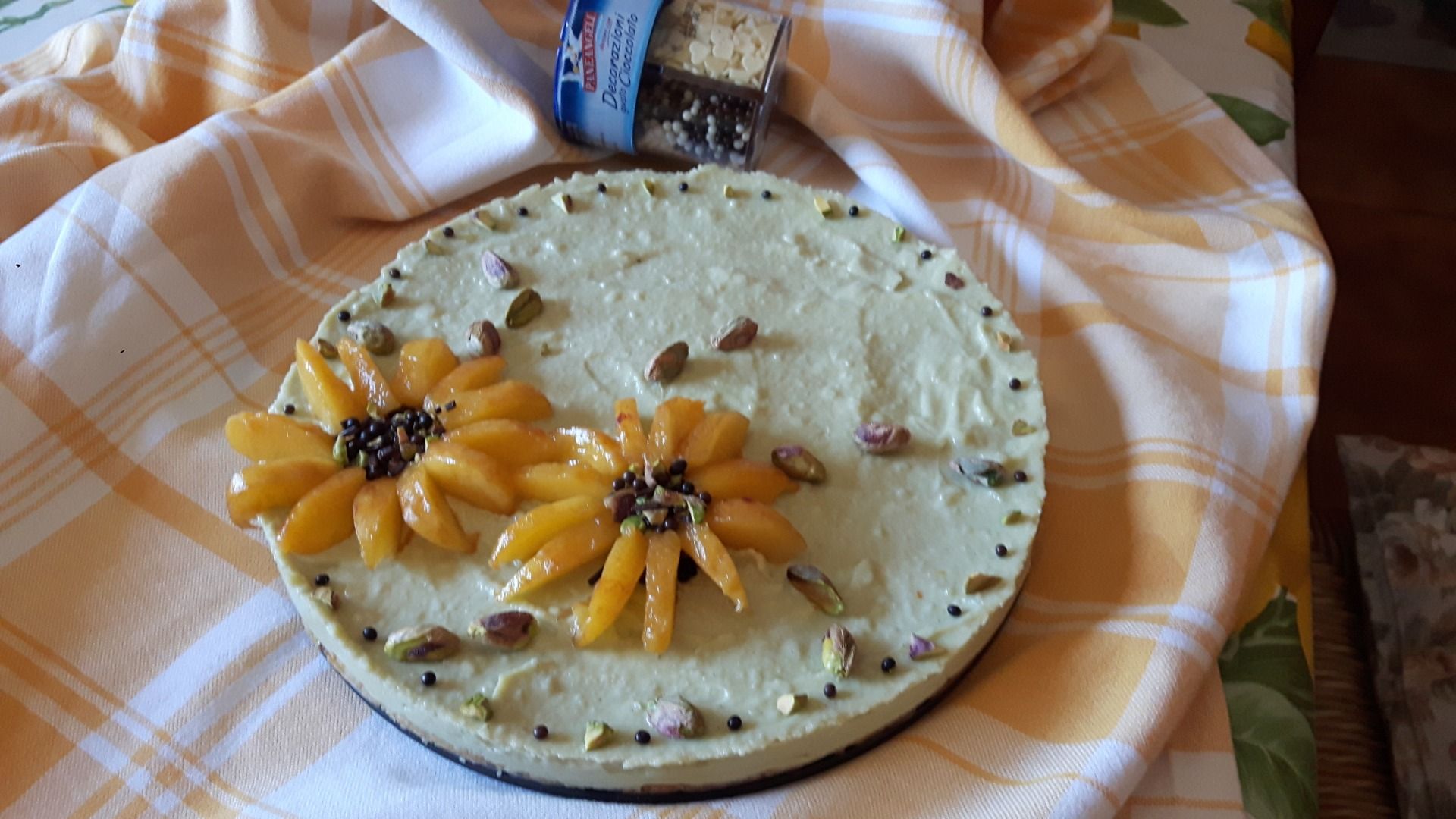 immagine post Summer cheesecake al pistacchio con girasoli di pesche