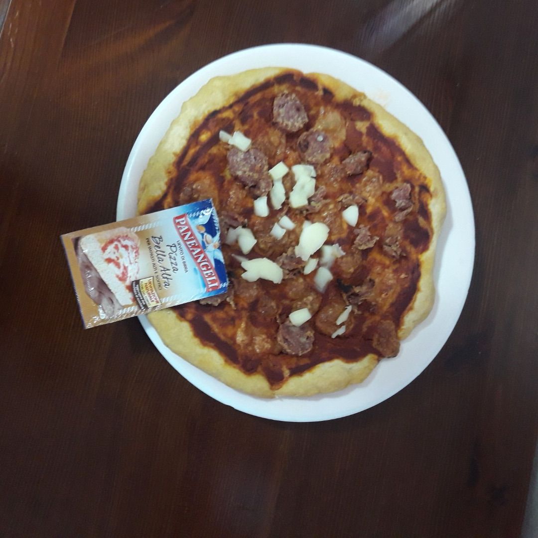 immagine post Pizza con salamino e scamorza