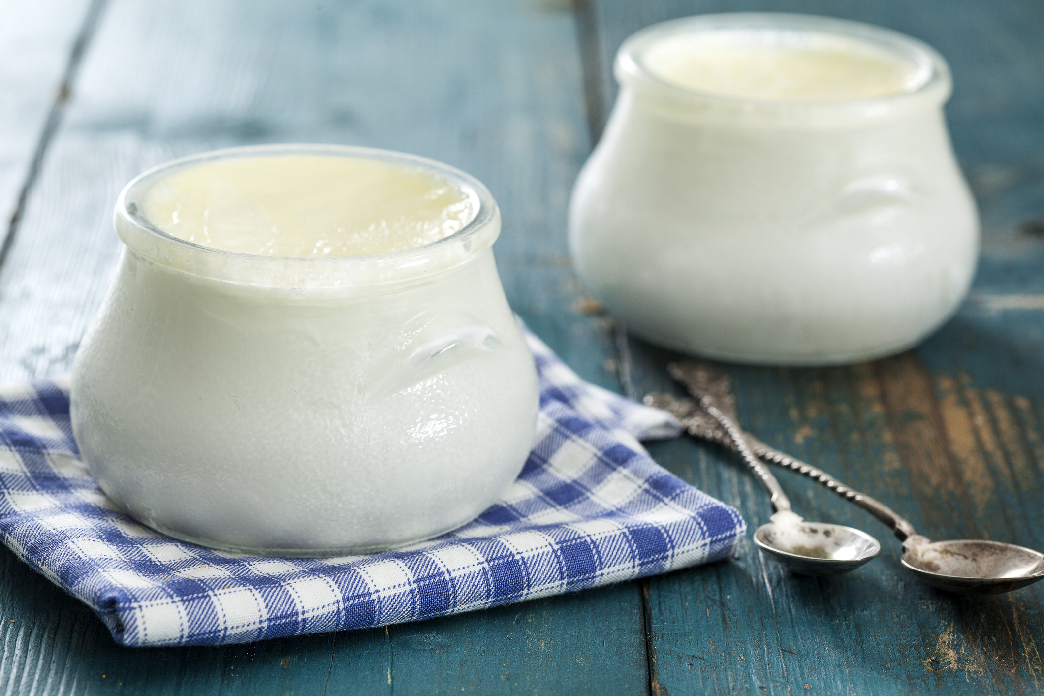 Barattoli di yogurt bianco