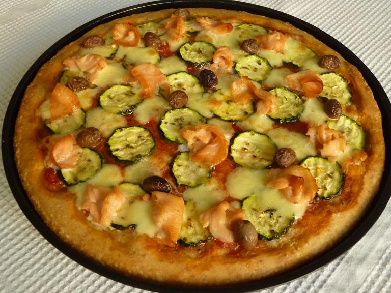 Pizza con crusca, zucchine, salmone e lievito madre