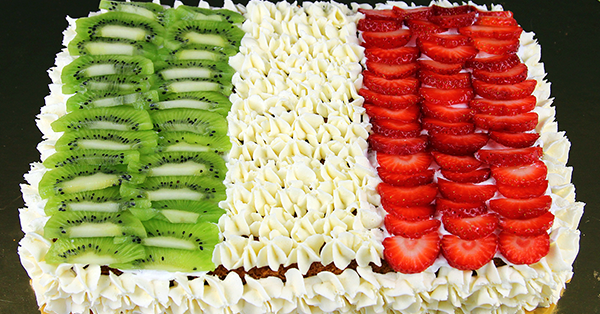 Torta tricolore con crema chantilly e frutta