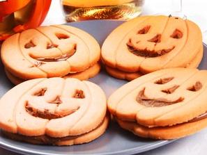 Biscotti Halloween a forma di zucca con cioccolato e polpa di zucca