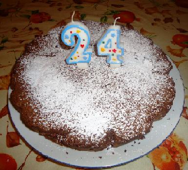 Torta semplice di compleanno con cioccolato e noci