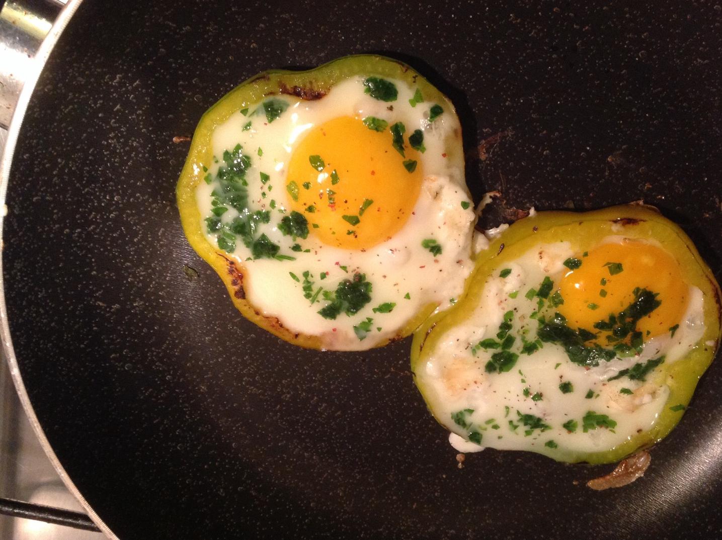 Come fare l'uovo al tegamino perfetto: la ricetta e i consigli