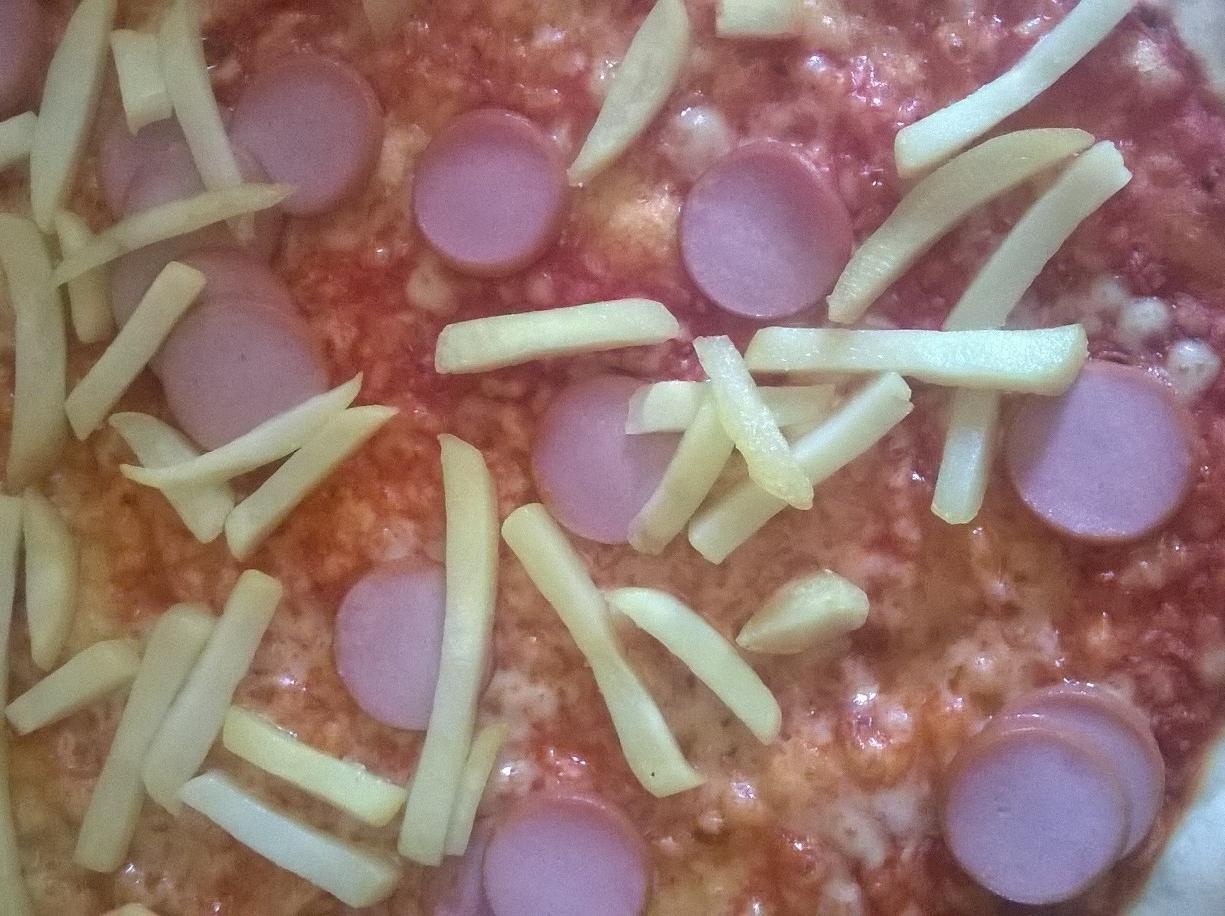 pizza con wurstel e patatine