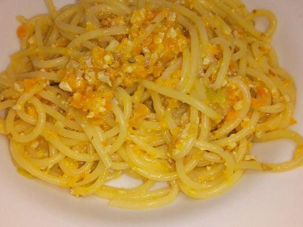 Spaghetti con pesto di carote e mandorle