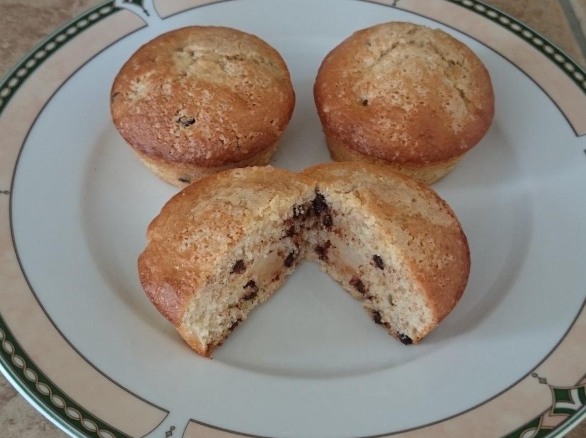 Muffin con farina integrale, gocce di cioccolato e pere di Una Streghetta in Cucina