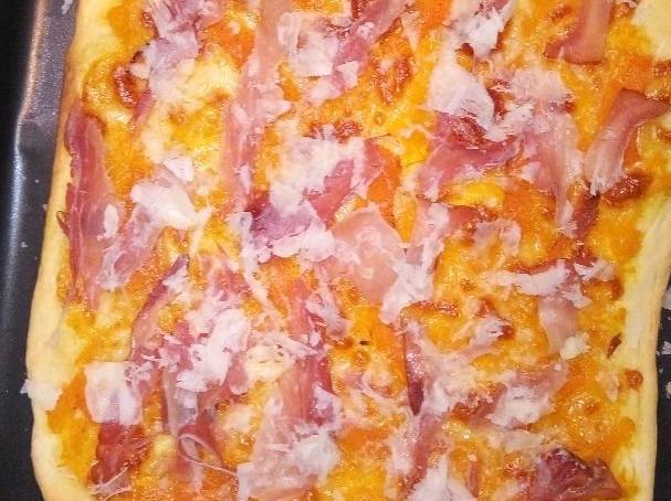 Pizza zucca speck e pecorino