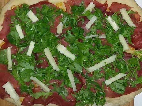 Pizza bresaola, rucola e parmigiano