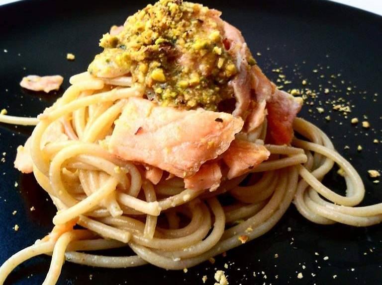 Spaghetti salmone e pesto di pistacchio