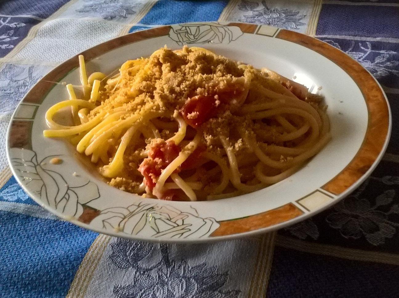 Spaghetti con pomodorini, stracchino e pangrattato
