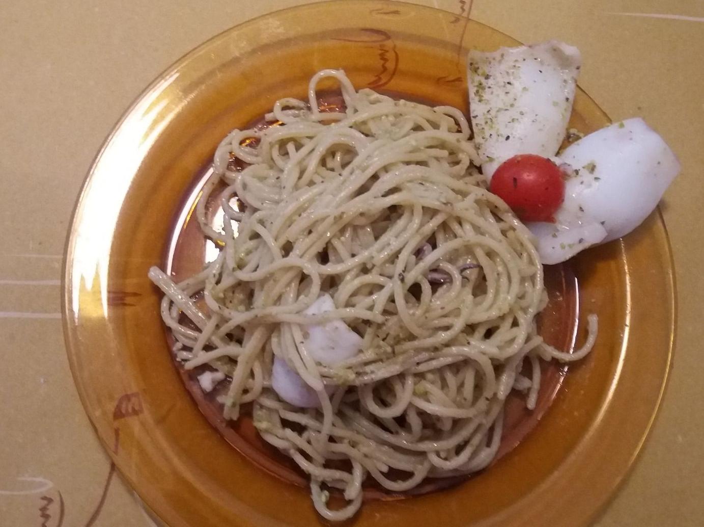 Spaghetti totani e pesto di pistacchi