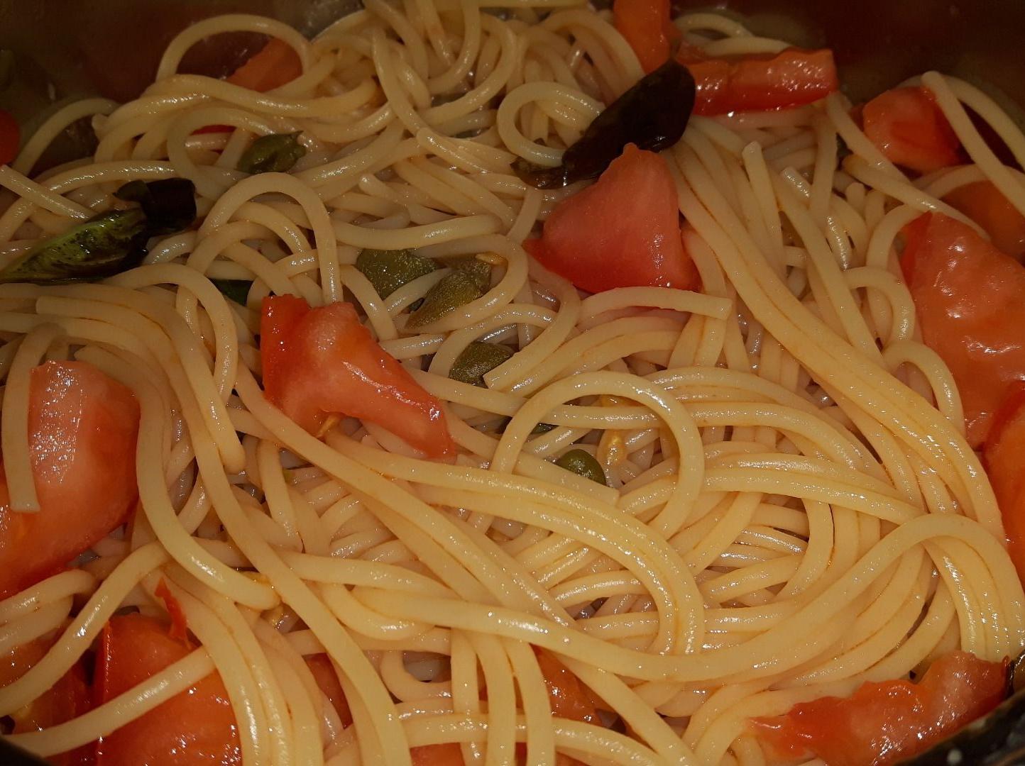 Spaghetti con capperi, basilico e pomodoro fresco