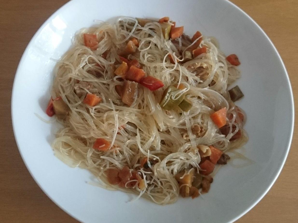 Spaghetti di riso con pollo e verdure