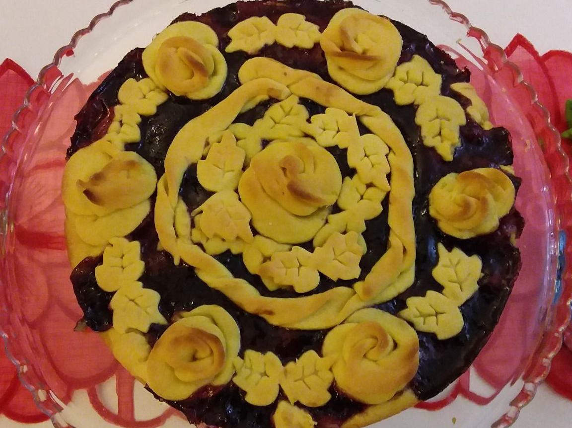 Crostata decorata con roselline di pasta frolla