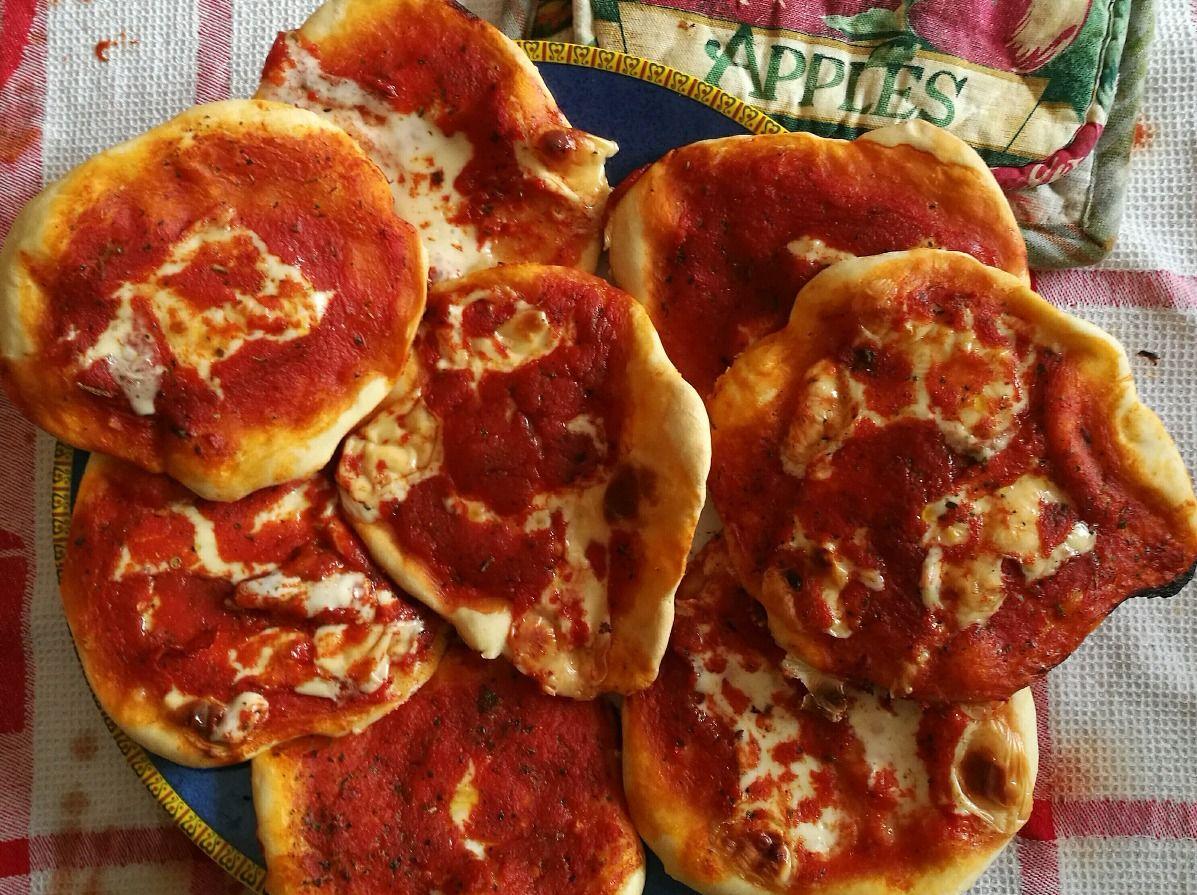 Pizzette pomodoro, mozzarella e origano