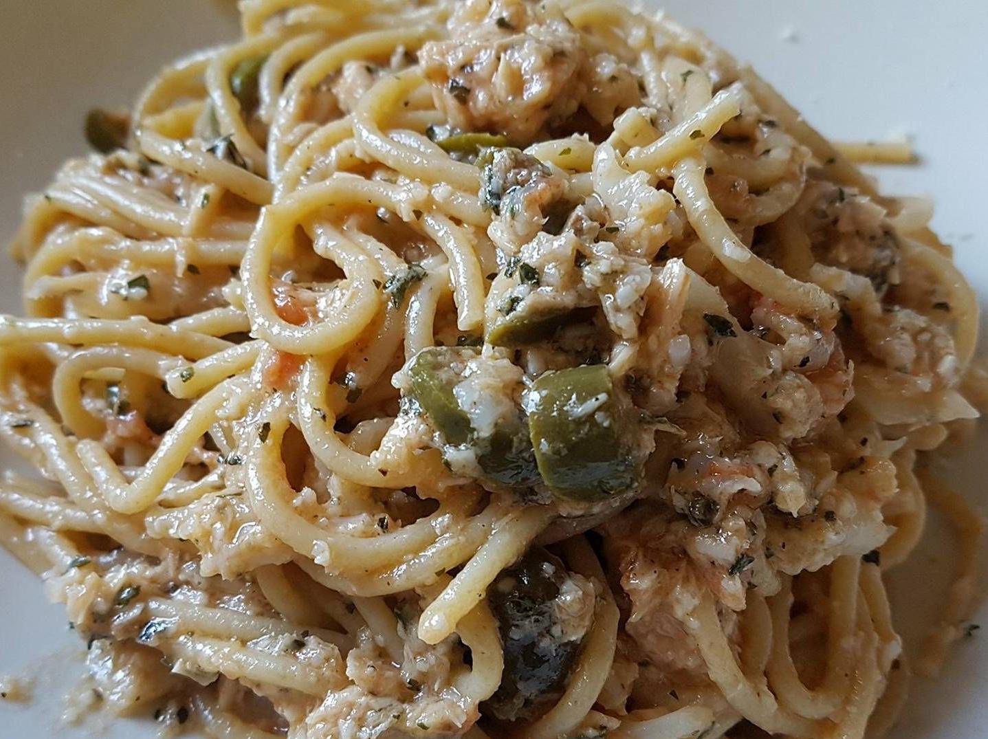 spaghetti con olive tonno mentuccia